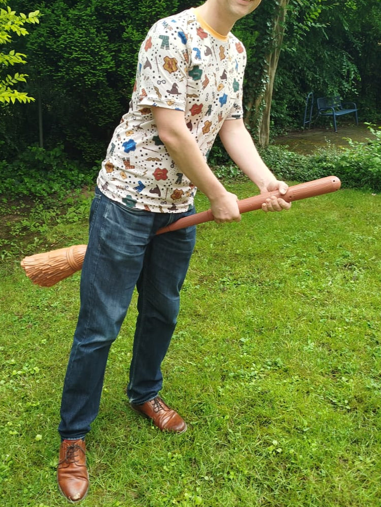 Tragebild/ Beispielbild für ein Herren T-Shirt, Größe S, schräge Seitenansicht, Stoffmuster: Bunte Magiesymbole auf hellem Beige.