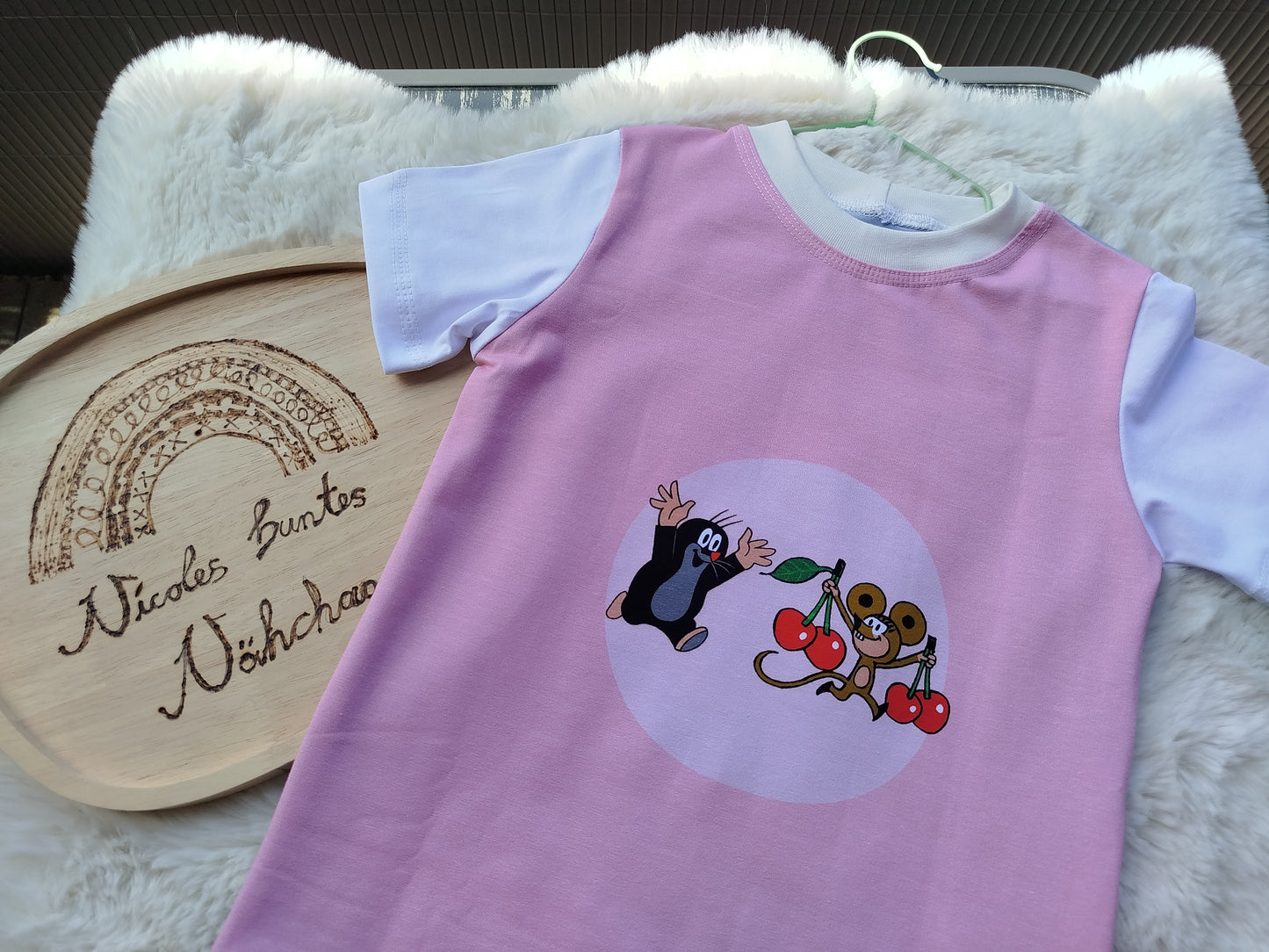 Kinder T-Shirt Gr. 122 Maulwurf mit Kirschen im Sommer