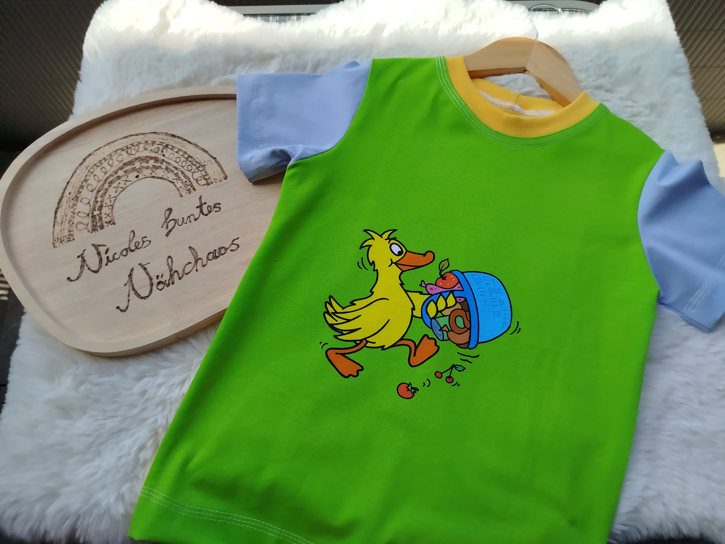 Kinder T-Shirt Gr. 122 Die Ente mit Leckereien